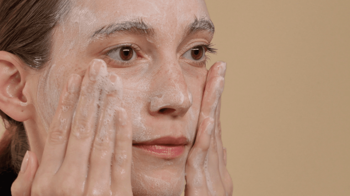 Women apply a foaming cleanser all over her face