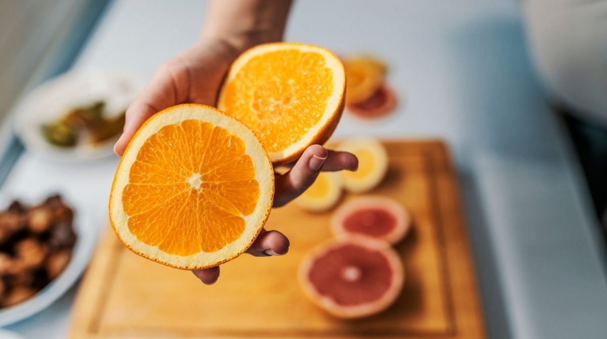 비타민 C의 좋은 공급원인 오렌지 조각