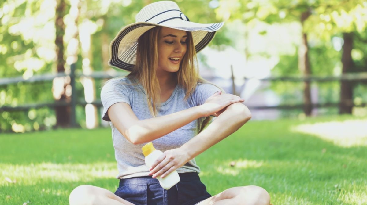 woman applying sunscreen