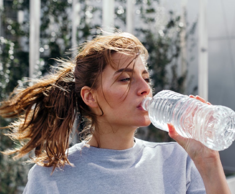 jogging woman drinking water
