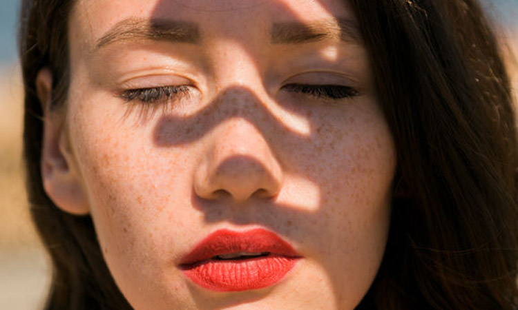 model with freckles