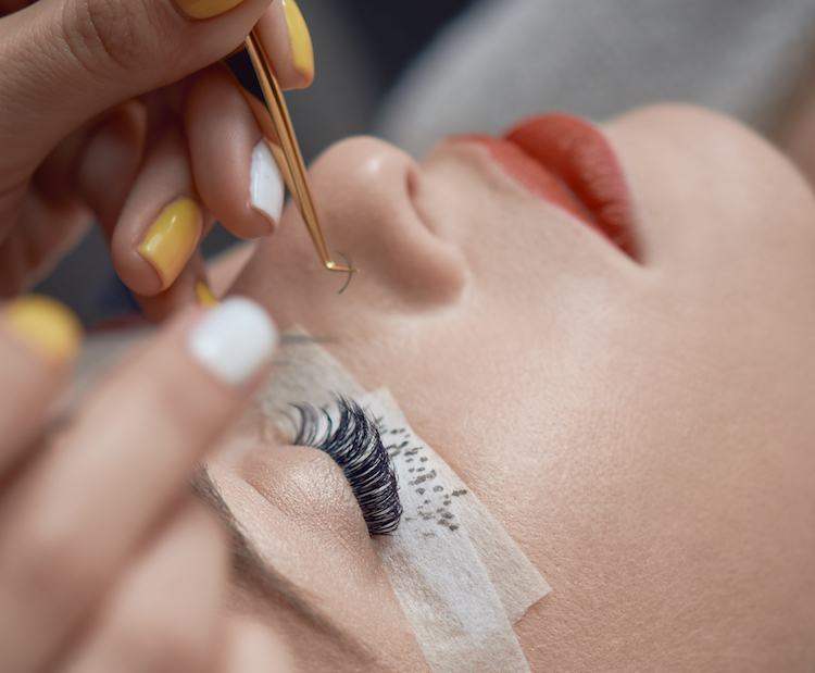 woman getting eyelash extensions