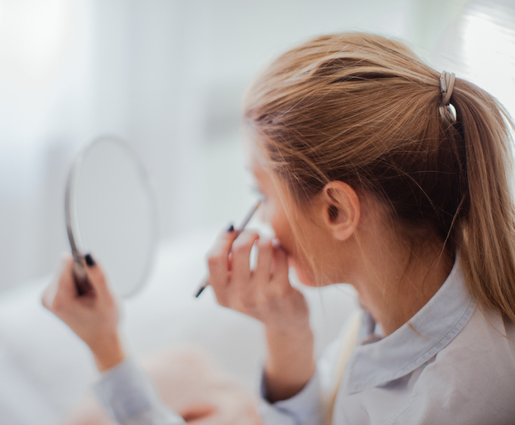 woman applying eyeliner