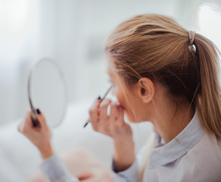 applying eyeliner with pencil