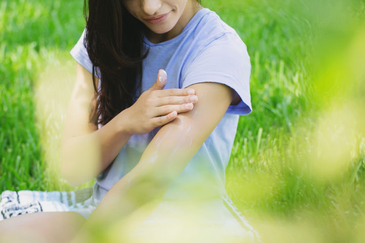 woman applying sunscreen