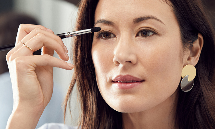 Bright-Eyed Beauty: 10 Makeup Techniques That Will Make Your Eyes Pop