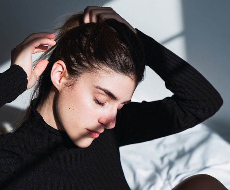 Woman putting her hair in a ponytail