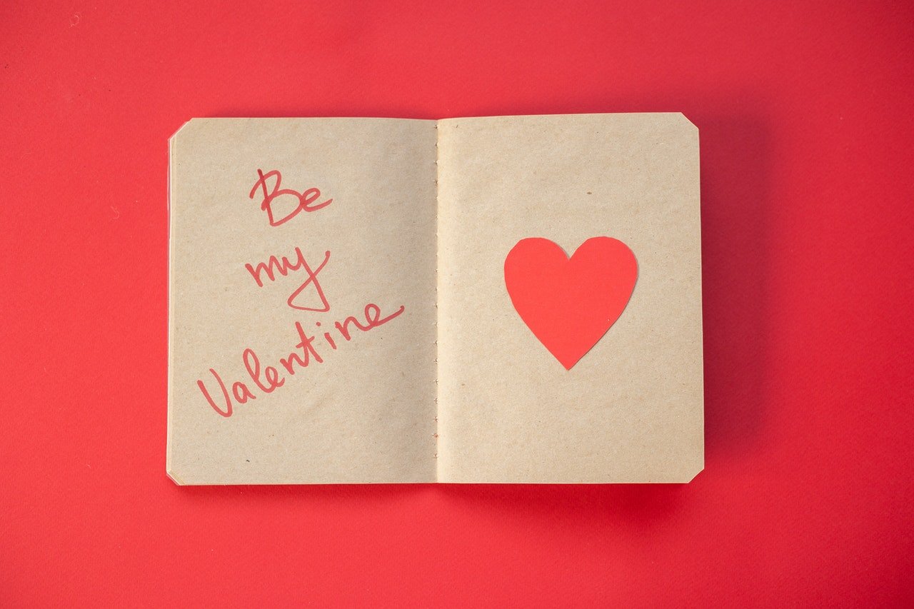 Caderno com mensagem de Dia dos Namorados em fundo vermelho