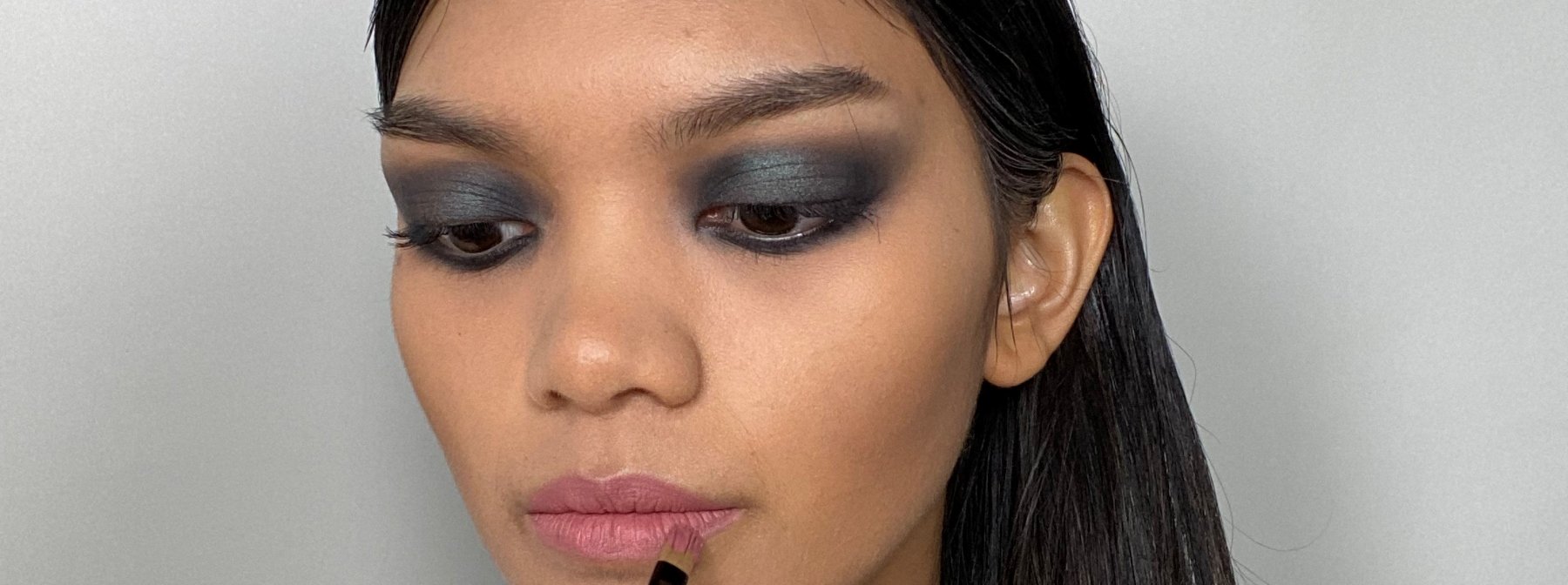 How to Get a 90s Grunge Makeup Look