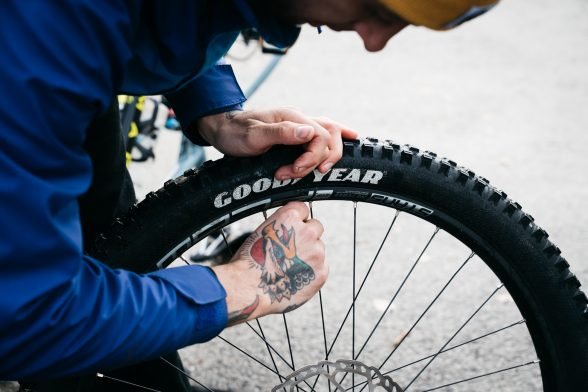 Clincher Tires vs Tubeless Tires