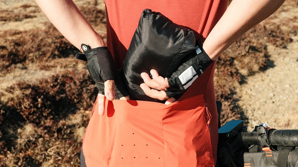 Cyclists places bag into back of Endura jersey