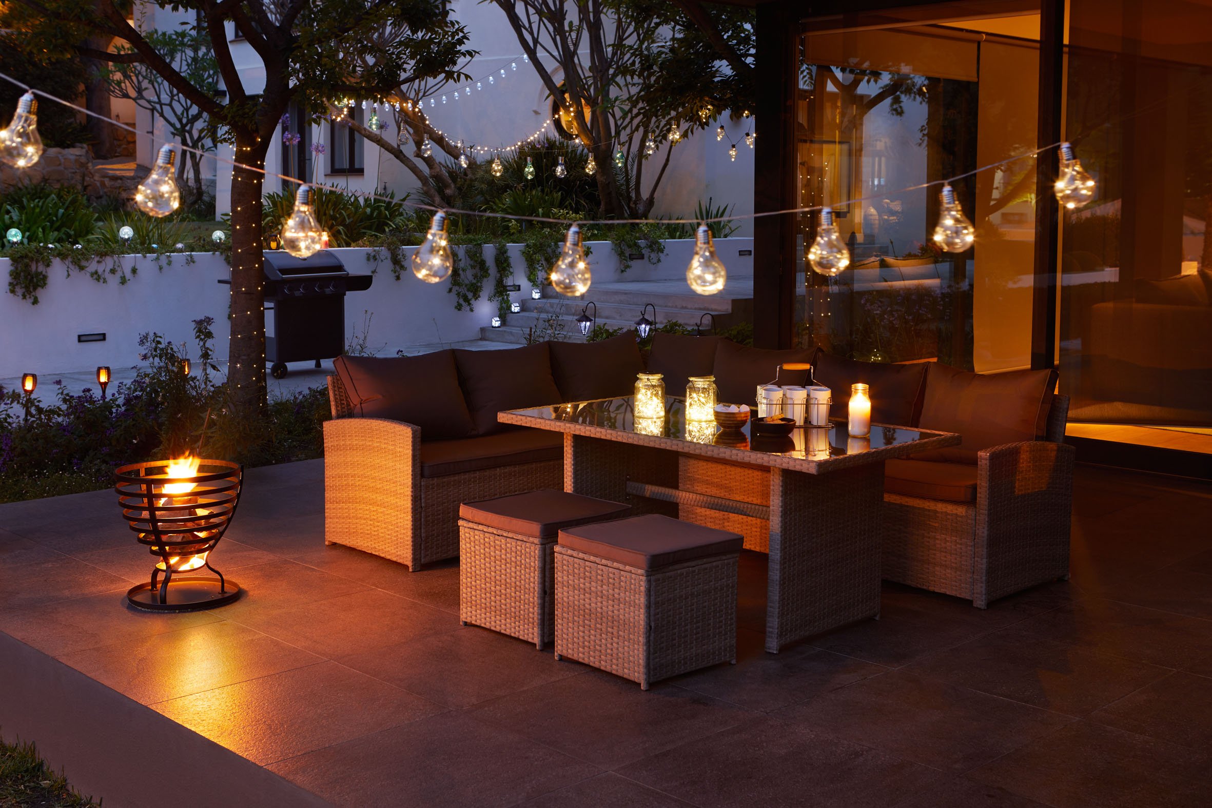 Outdoor string lighting