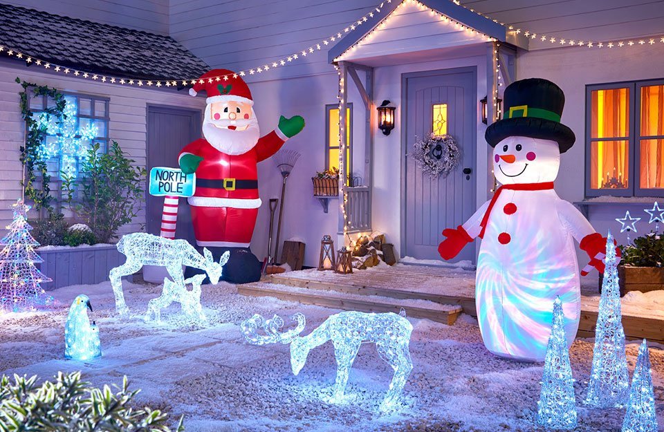 How to choose outdoor Christmas lights | Homebase | Homebase
