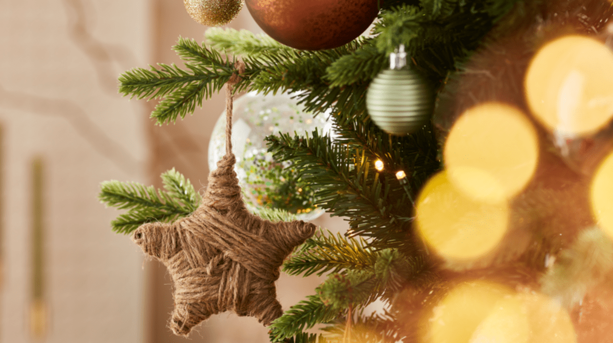 Our Guide to Traditional vs. Non-Traditional Christmas Tree Baubles