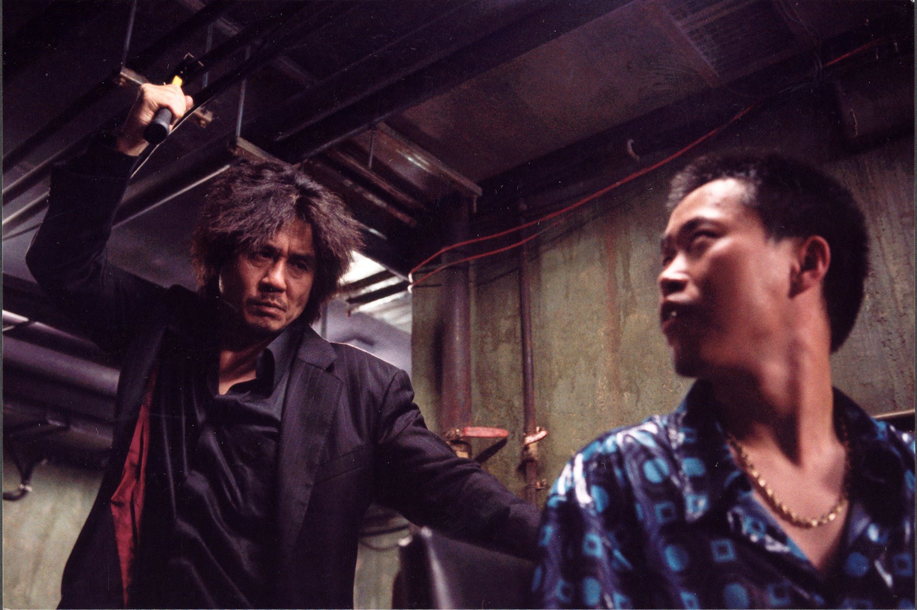 Dae-su about to attack with a hammer in Oldboy (2003)