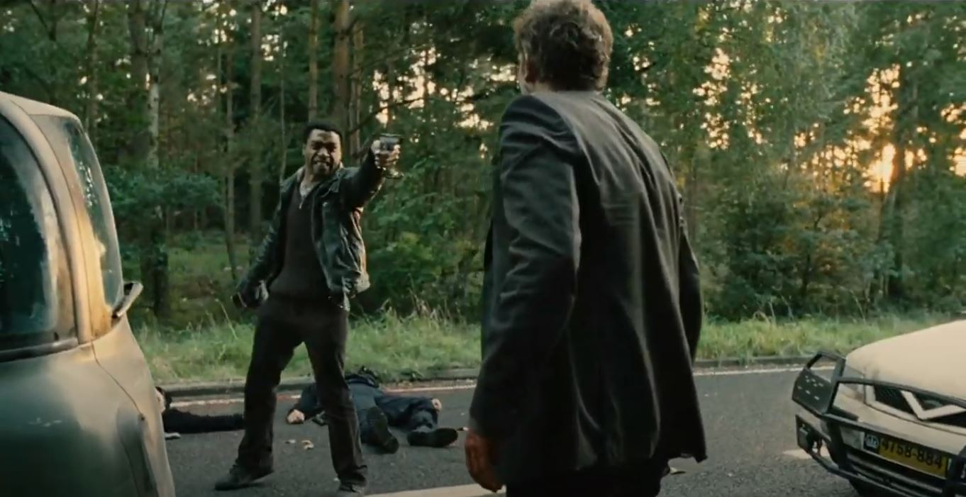 Luke (Chiwetel Ejiofor) points a gun at Theo (Clive Owen) in Children of Men (2006)