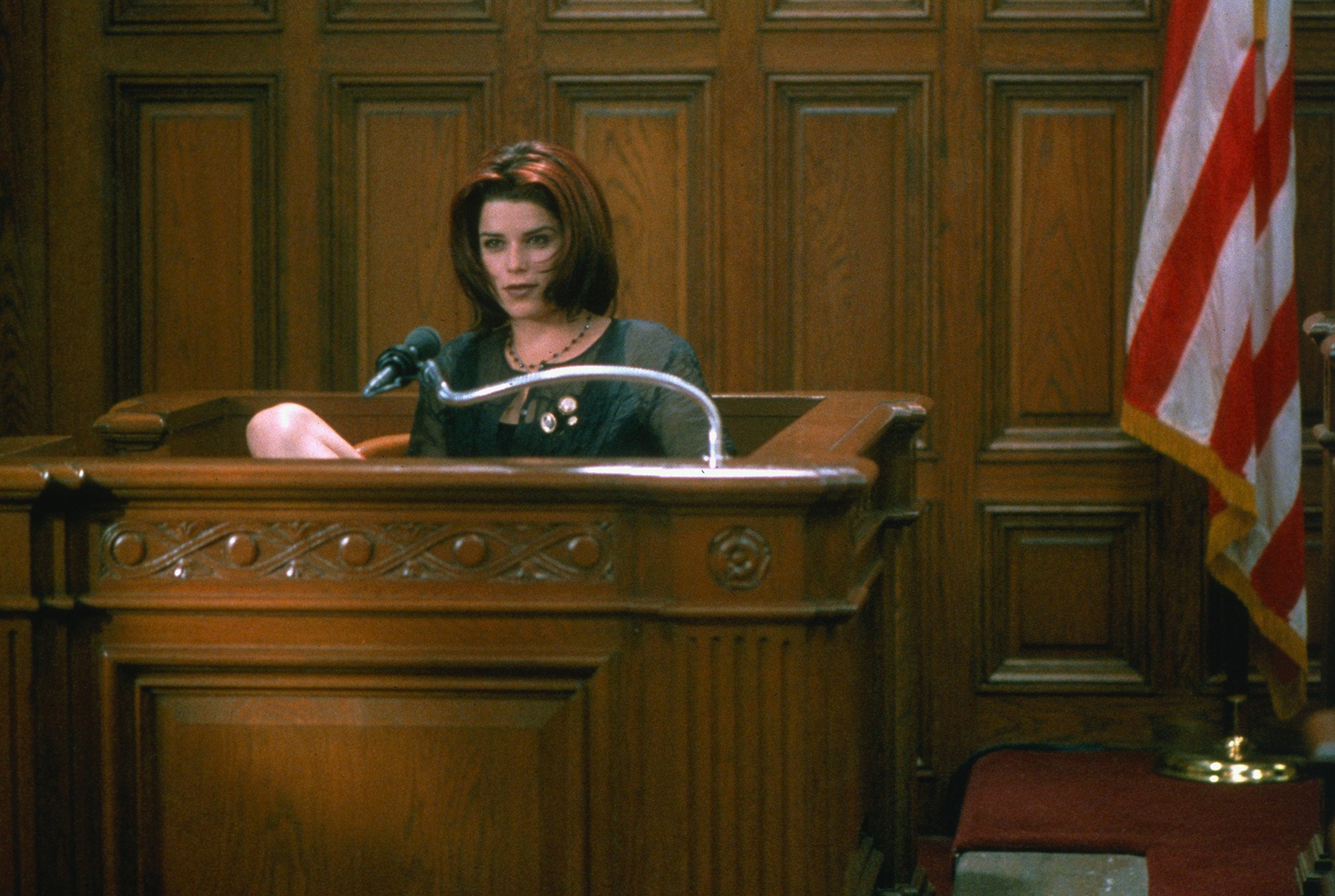 Suzie (Neve Campbell) takes to the stand in Wild Things (1998)
