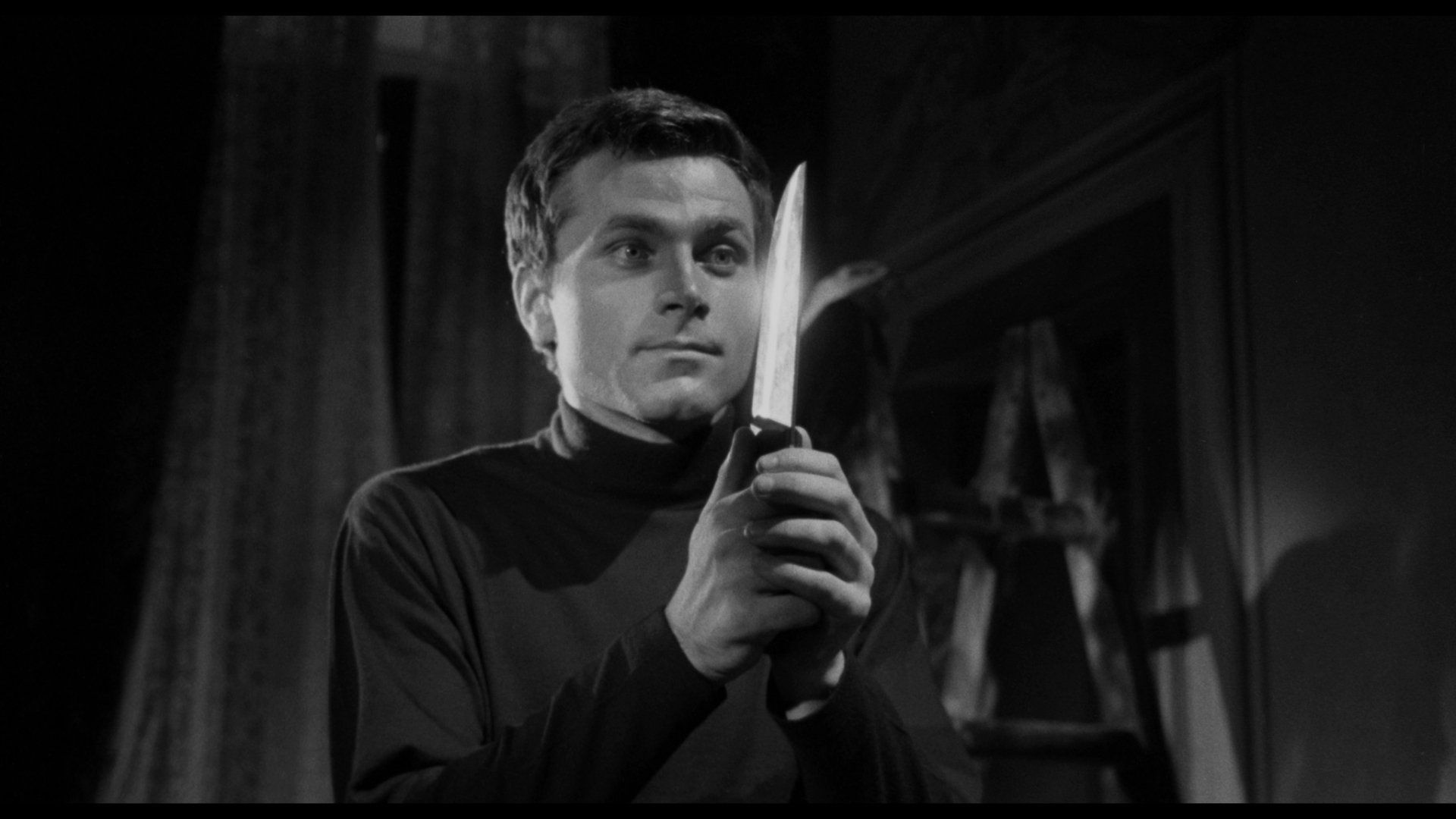 Mino (Franco Nero) holds on to a knife in The Third Eye (1966)