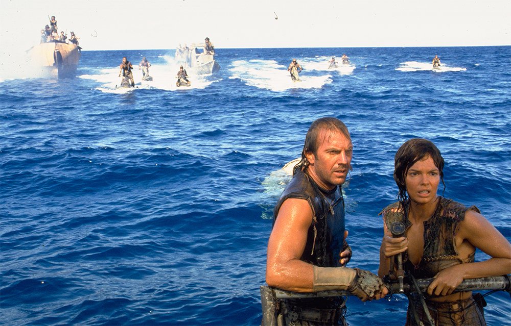 The Mariner (Costner) and Helen (Jeanne Tripplehorn) on a boat in Waterworld (1995)