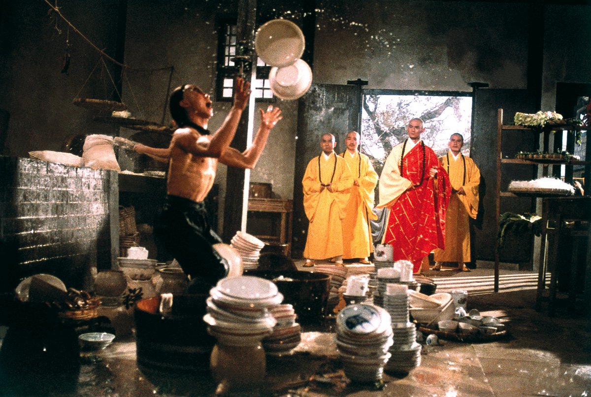 A man dries the dishes in Disciples of the 36th Chamber (1985)
