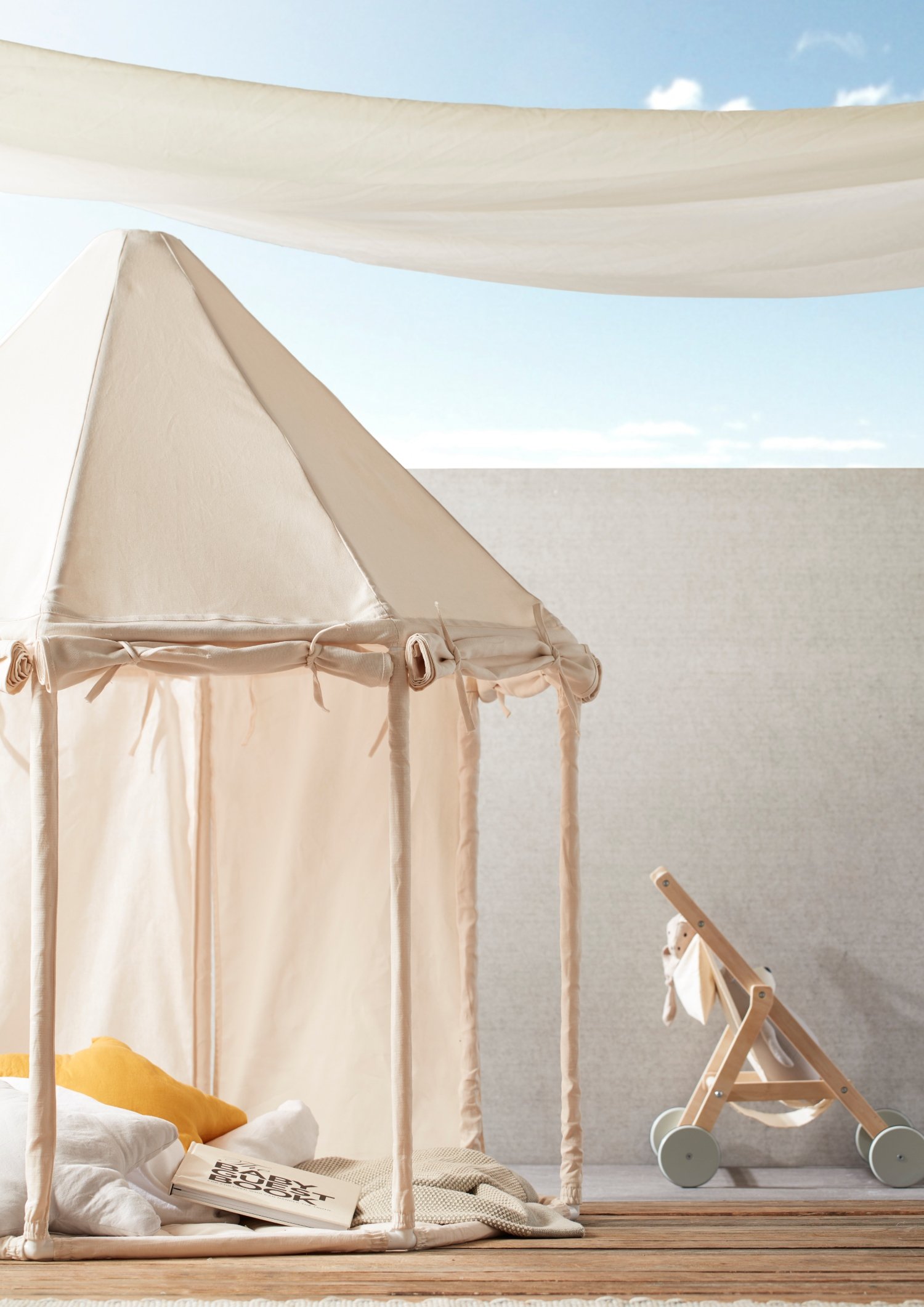 Baby tent and toys 