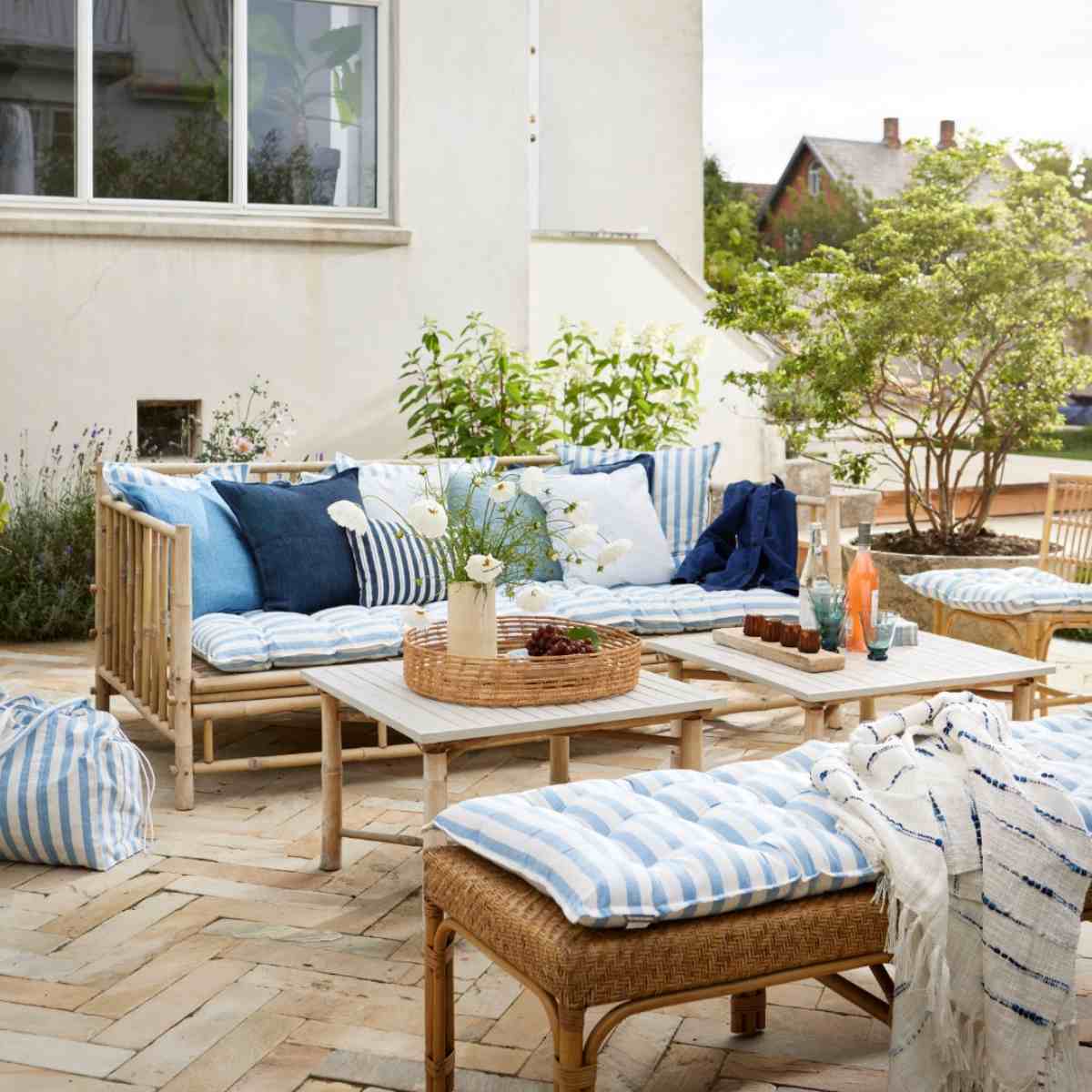 create a cosy outdoor living space 