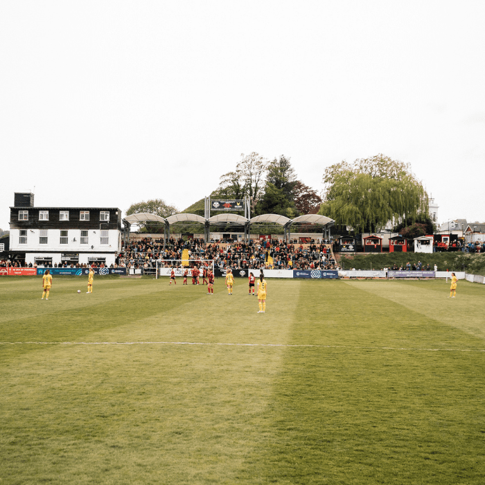 Lewes FC Women's players organise a wall to defend Liverpool FC Women's free kick 