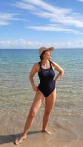 Femme en maillot de bain sur la plage 