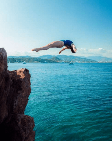 Femme en maillot de bain faisant du Cliff jumping