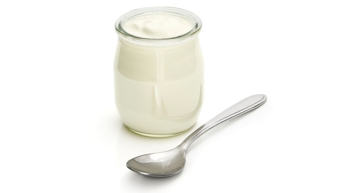 Un piccolo vasetto di yogurt pieno di fermenti lattici vivi e probiotici, benefici per il tuo intestino