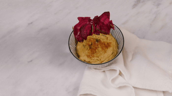 Hummus di lenticchie e zucca con chips di barbabietola