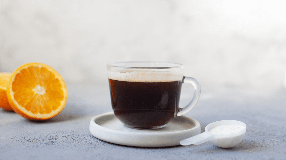 콜라겐 파우더 1스쿱과 커피가 놓여있는 이미지