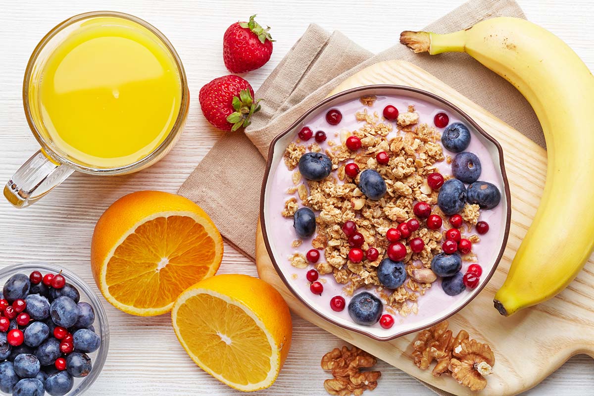 yogurt and granola breakfast bowl 