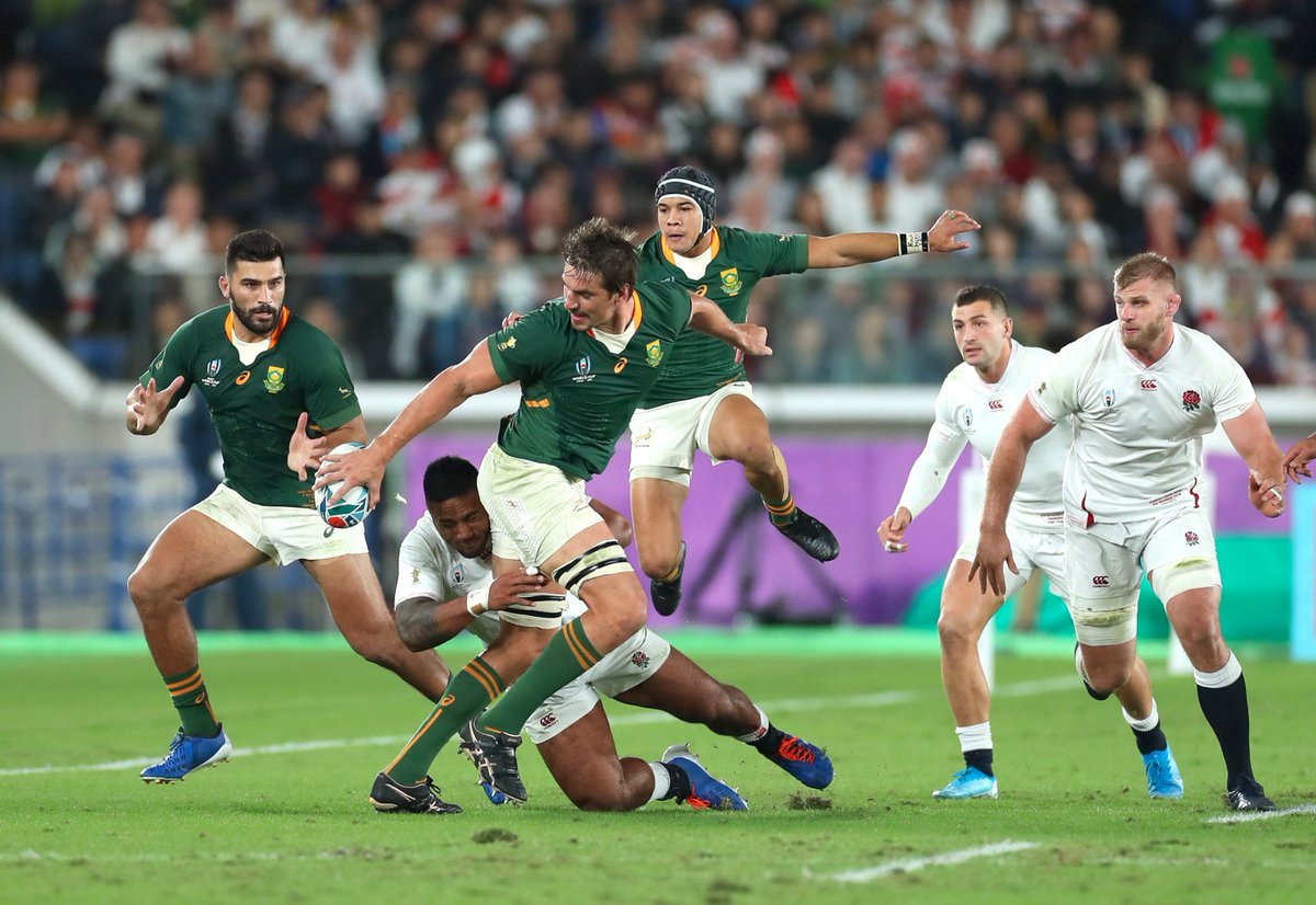 Eben Etzebeth flicks pass out while being tackled