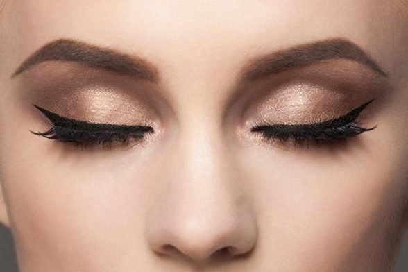 How To: Perfect Your Winged Liner with Laura Geller
