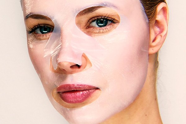 woman wearing face mask 
