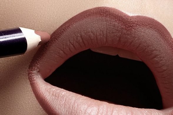 How To: Contour Your Lips