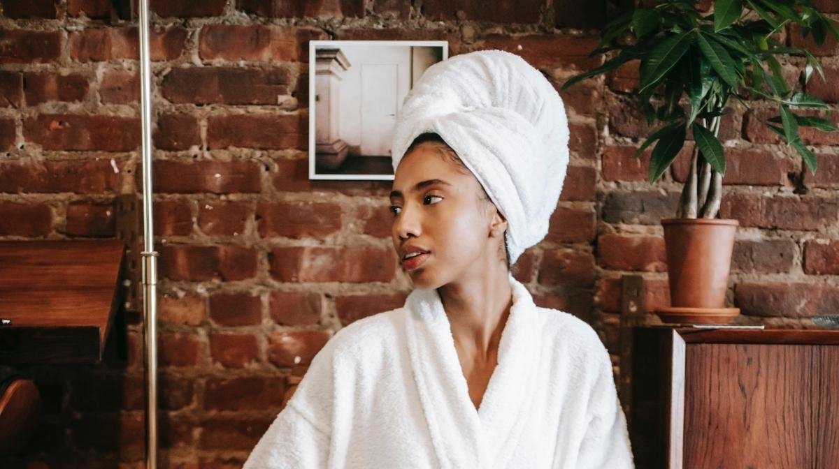 Hair Wrapping : Comment envelopper ses cheveux dans une serviette chaude pour restaurer leur santé ?