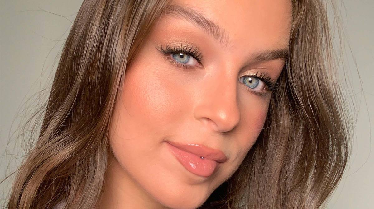 The Best Ways To Use The New Hyaluronic Palette, According To a Make-Up Artist