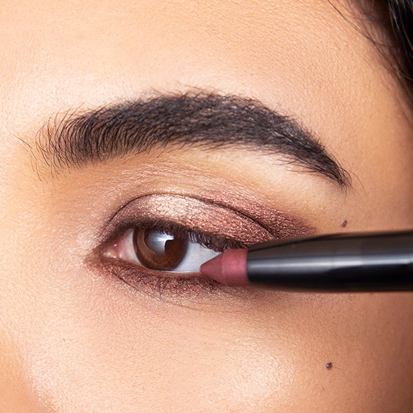 Defining the lash line with a darker eyeshadow stylo.
