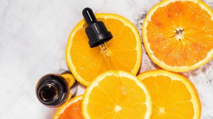 Vitamina C para el rostro: ¿qué utilidad tiene y cómo utilizarla correctamente?