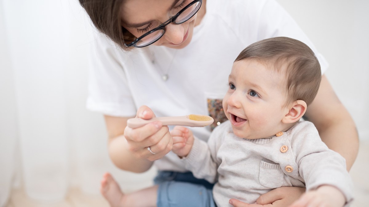Svezzamento 8-12 mesi: schema pasti e alimenti consigliati