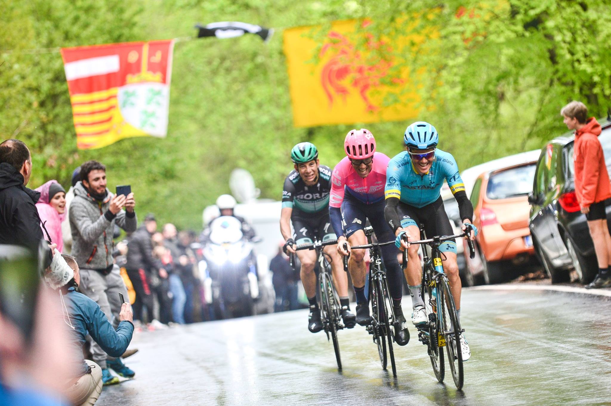 Riders tackling a wet Liege-Bastogne-Liege in 2019