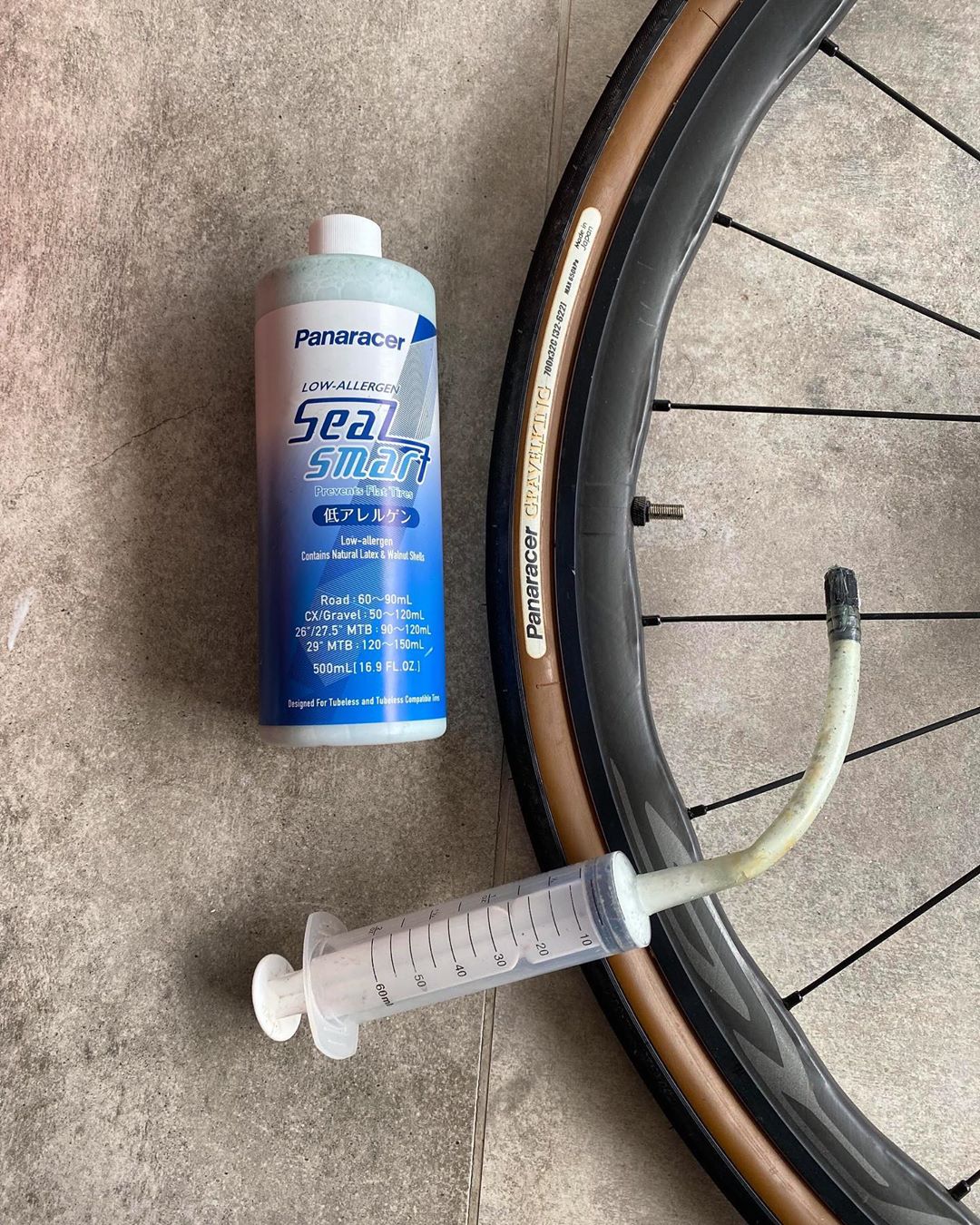 Tubeless sealant with a Panaracer tires