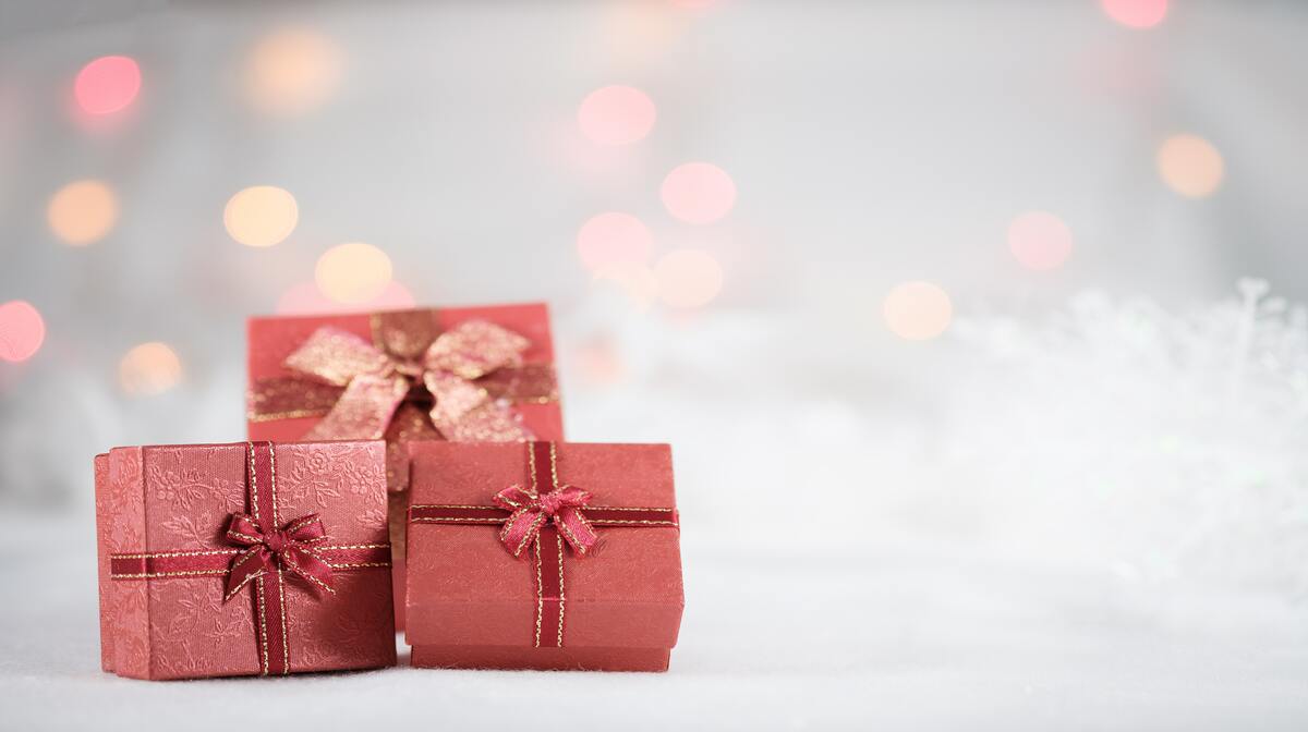 A Guy's Guide to Christmas Gifts for Her