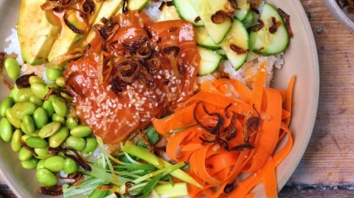 Συνταγή Salmon Poke Bowl | Γεύμα με υψηλή περιεκτικότητα σε πρωτεΐνες