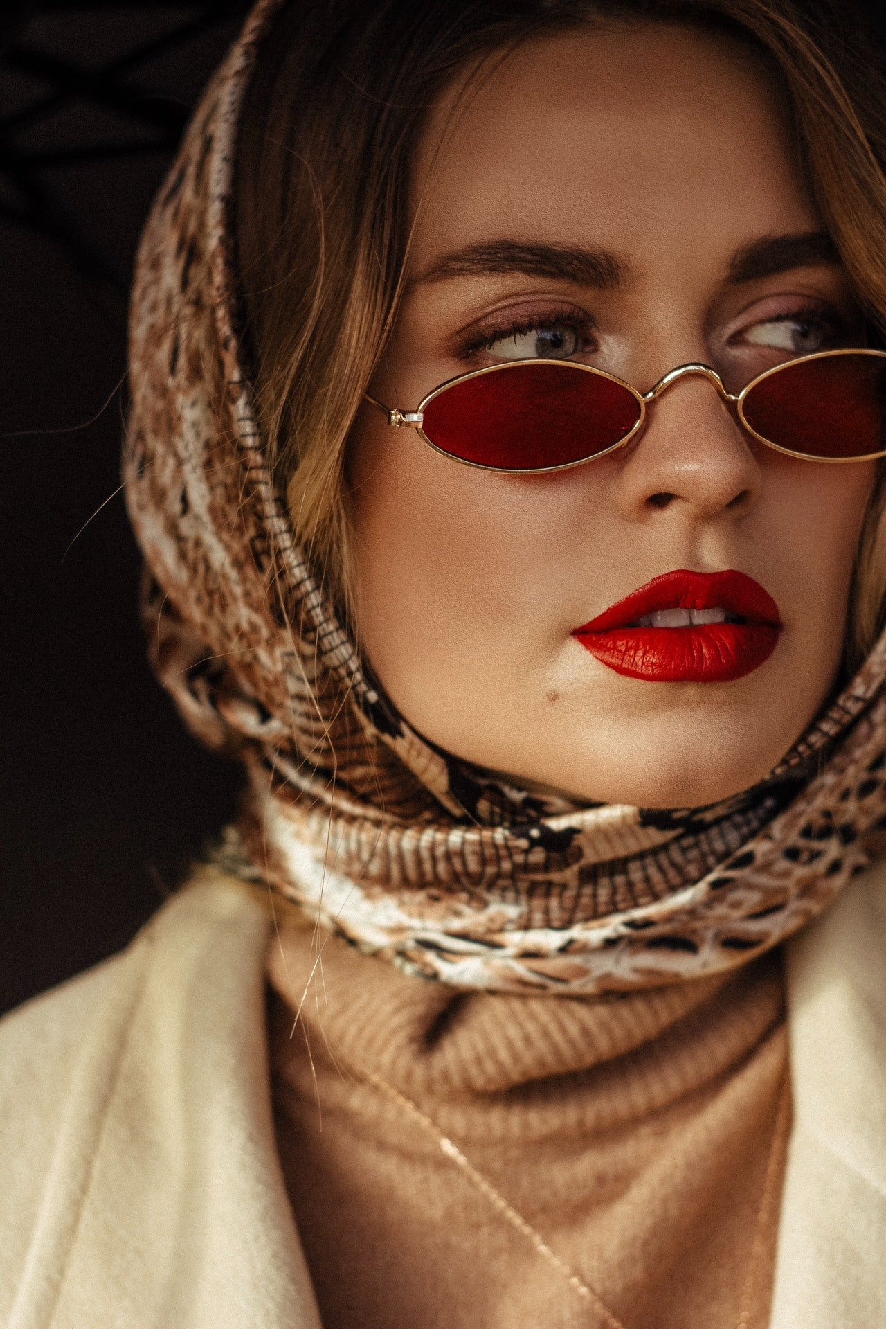 Frau mit rotem Lippenstift und Sonnenbrille
