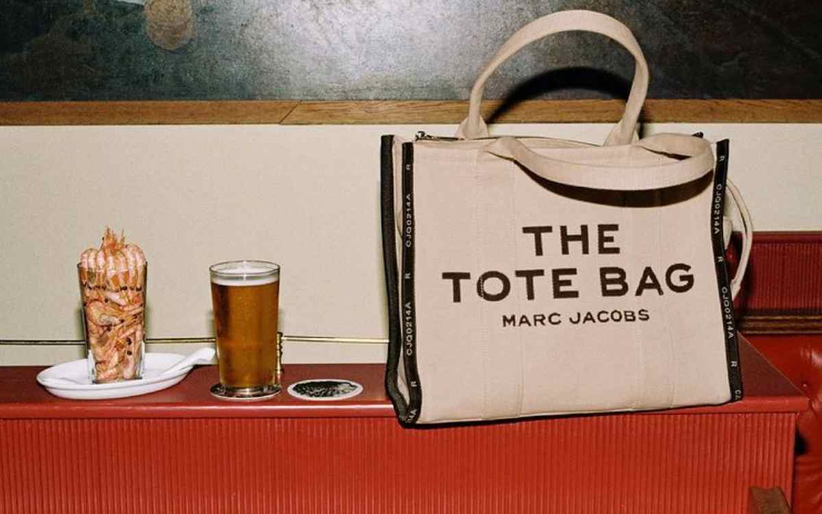 Marc Jacobs Tote in a bar 