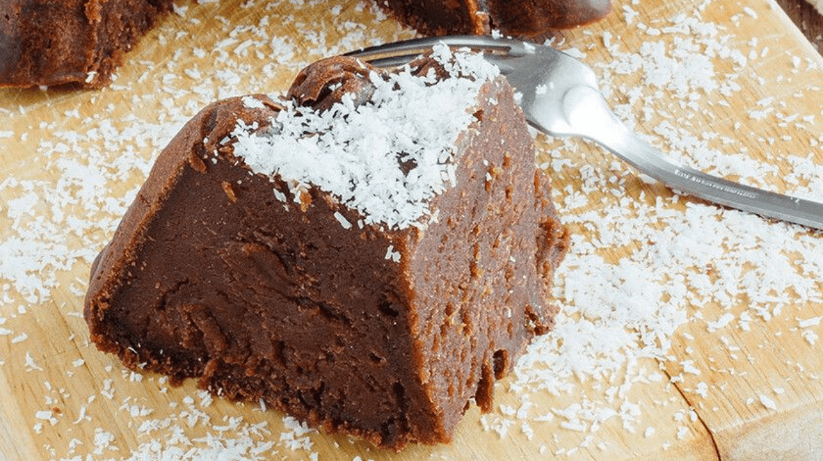 pastel frío con yogurt griego y chocolate