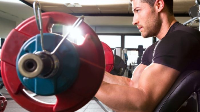 Cum se execută flexiile concentrate pentru biceps